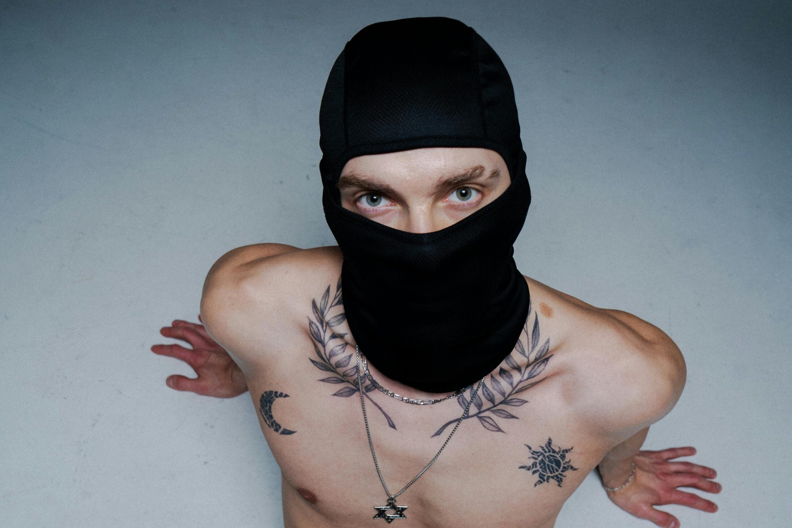gay shirtless male with ski mask looking for gay hookups and gay bareback discreet male on amle sex via LUXO Filler via Pexels